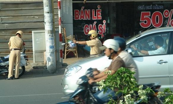 越南警察街头执勤真疯狂，为树形象，矮个大肚警察不得街头执勤