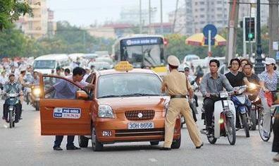 越南警察街头执勤真疯狂,为树形象,矮个大肚警察不得街头执勤