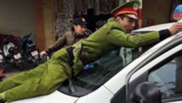 越南警察街头执勤真疯狂,为树形象,矮个大肚警察不得街头执勤