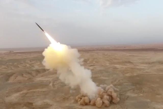 炸完“美国航母”后，伊朗首次展示从地下发射弹道导弹