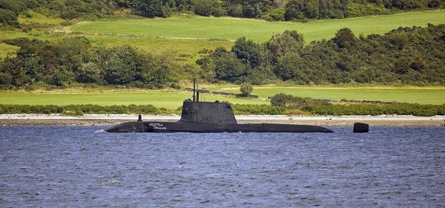 罕见！苏格兰网友拍到英国战略核潜艇返回母港，样子已经面目全非