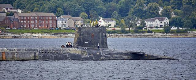 罕见！苏格兰网友拍到英国战略核潜艇返回母港，样子已经面目全非