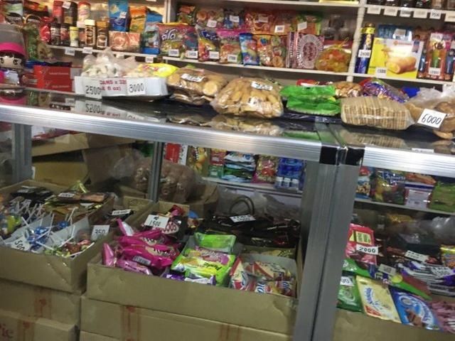 朝鲜街头有很多“小卖部”,里面都卖什么东西?