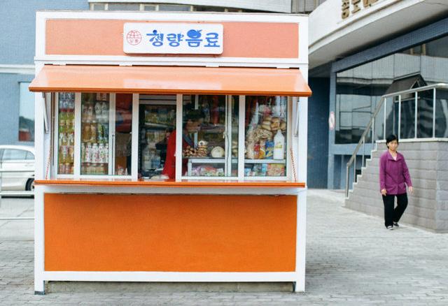 朝鲜街头有很多“小卖部”，里面都卖什么东西？