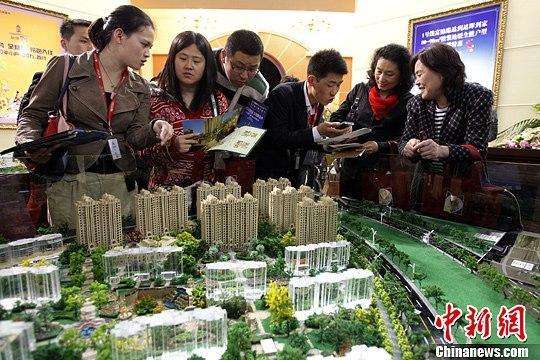资料图:某楼盘项目吸引众多购房者前来“淘房”。中新社发 汤彦俊 摄