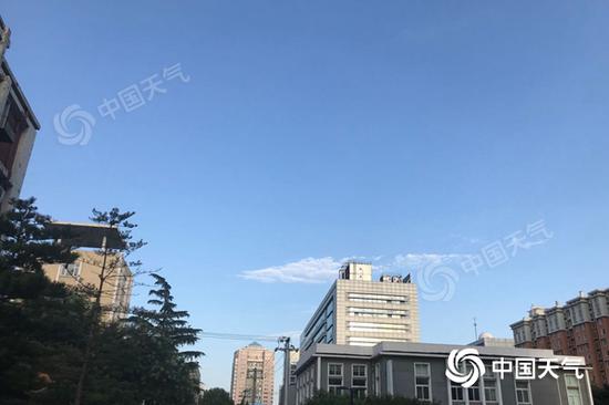 今晨，北京蓝天白云相伴。