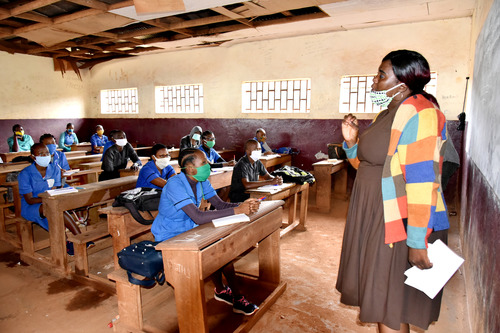 6月1日，在喀麦隆首都雅温得的一所学校，老师和学生在保持安全距离的情况下上课。新华社发