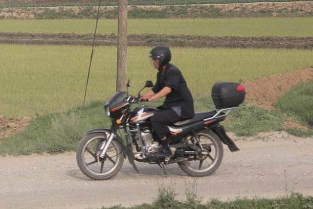 走进朝鲜：在朝鲜哪些人才会骑摩托车？