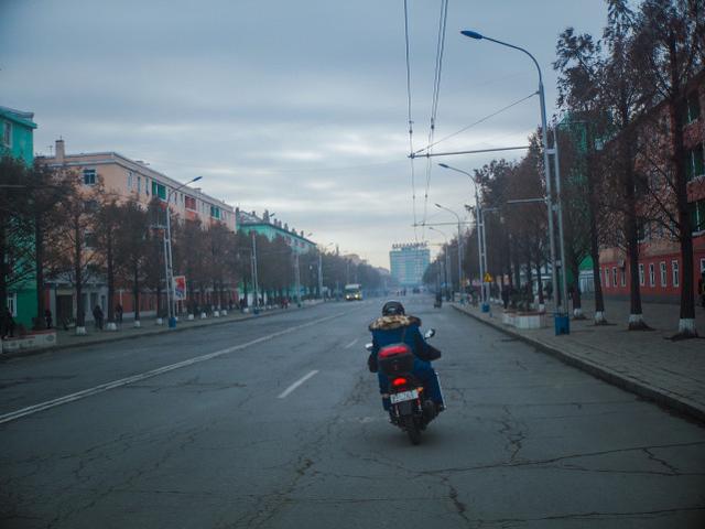 走进朝鲜：在朝鲜哪些人才会骑摩托车？
