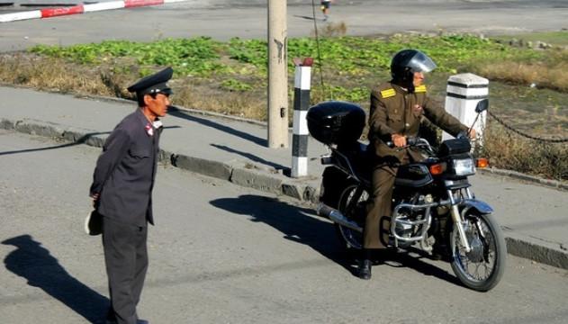 走进朝鲜：在朝鲜哪些人才会骑摩托车？