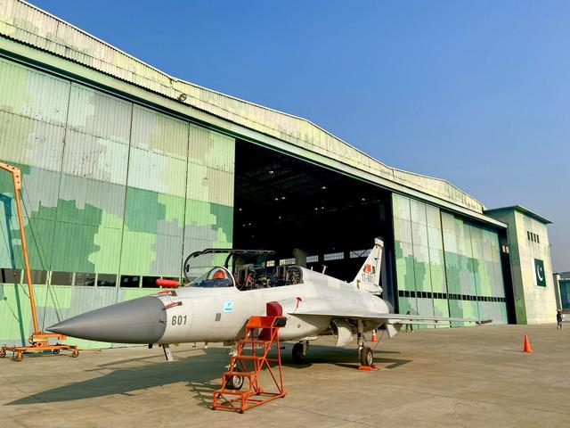 印度空军压力增加多少?巴空军接收双座枭龙,更先进型号马上到位