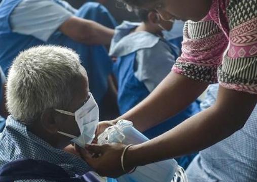确诊猛涨时刻，3350名新冠患者失联，给整个印度丢了个“王炸”
