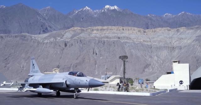 枭龙战机在克什米尔满挂起飞，战力强大，有力回击印度