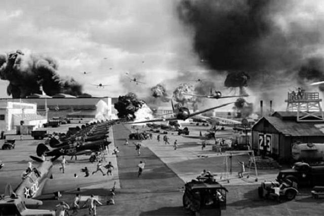 珍珠港遇袭，美军遭重创，日本一飞行员却犯蠢坑了十万旅美日裔