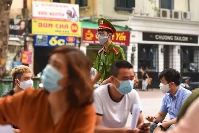  ▲7月31日，在越南河内，一名警察在新冠病毒检测点执勤。新华社/法新