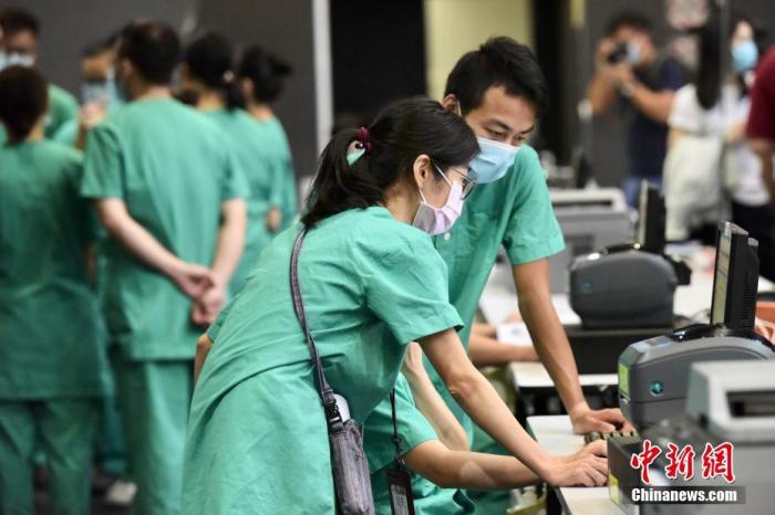 资料图:香港医管局启用亚博馆作社区治疗设施,医护人员为治疗设施启用前作检查。