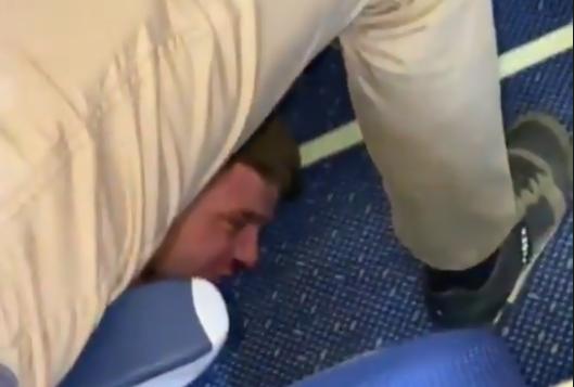 两名英国男子在国际航班上拒戴口罩被群殴 下机后又遭逮捕