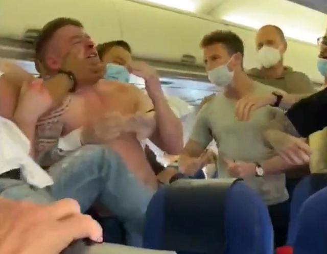 两名英国男子在国际航班上拒戴口罩被群殴 下机后又遭逮捕