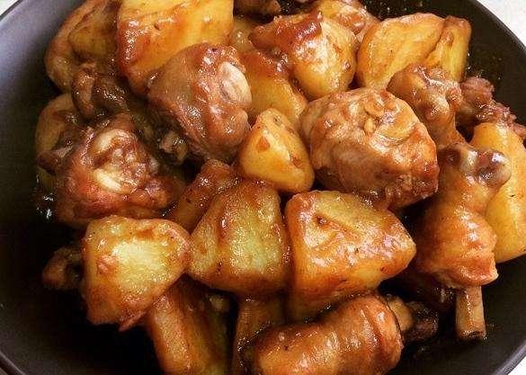 鸡腿炖土豆,鸡腿先焯水?直接炖?都不对!这才是正确做法,好香