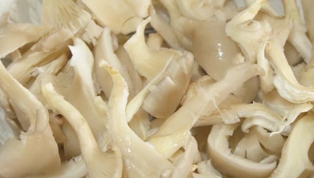 椒盐蘑菇，外酥里嫩有诀窍，当零食又当菜，比肉还好吃，做法简单