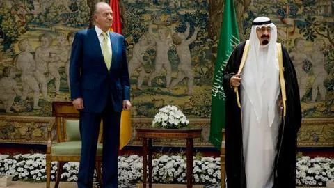 ·卡洛斯（左）和沙特国王