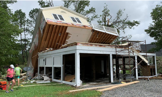 在飓风中严重受损的房屋（福克斯新闻网）