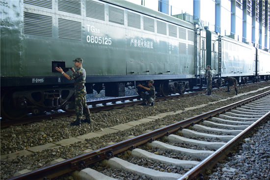 军列到站，战士们会第一时间下车检查列车状态。
