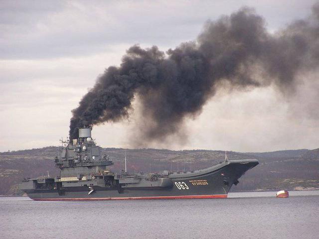 俄罗斯只有一艘航母，在水里泡了3年修不起来，现状惨不忍睹