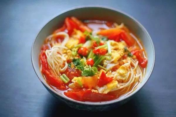 美食推荐:双椒炒墨鱼仔、西红柿鸡蛋面、腐竹烧五花肉