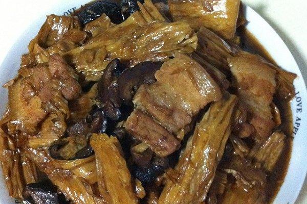 美食推荐:双椒炒墨鱼仔、西红柿鸡蛋面、腐竹烧五花肉