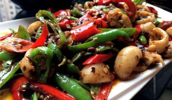 美食推荐:双椒炒墨鱼仔、西红柿鸡蛋面、腐竹烧五花肉