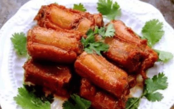 美食精选:红烧排骨、肉炒腐竹木耳、姜葱爆鲜鱿、香辣鸡块