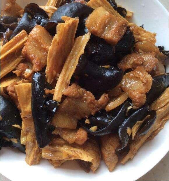 美食精选:红烧排骨、肉炒腐竹木耳、姜葱爆鲜鱿、香辣鸡块