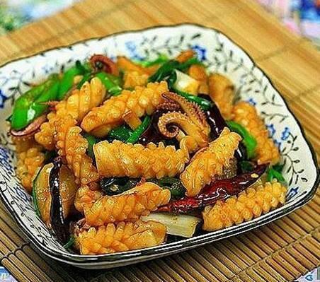 美食精选:红烧排骨、肉炒腐竹木耳、姜葱爆鲜鱿、香辣鸡块
