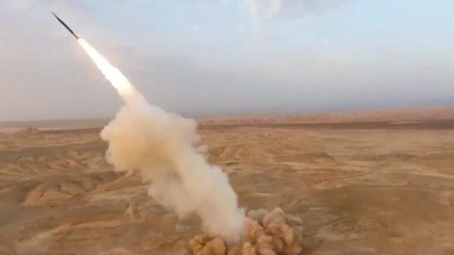 伊朗在演习中猛射战术导弹:美军基地进入高度戒备,印度阵风此时也在机场内