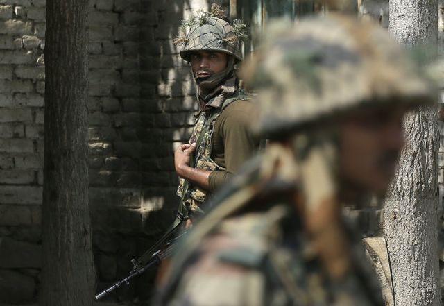 疑因不堪精神重负，印度驻孟边防军官突然暴走，举枪射杀两名战友
