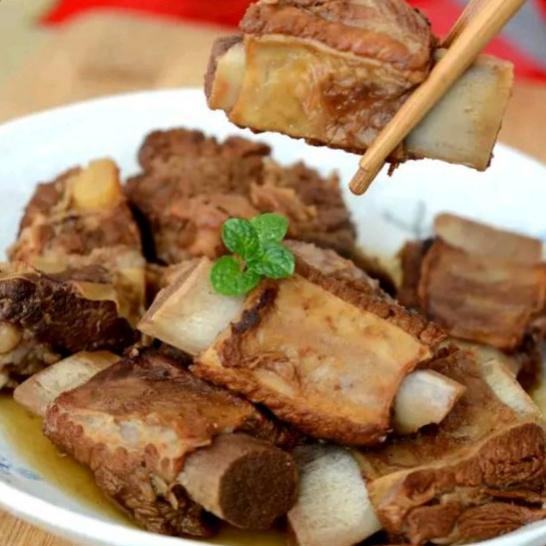 美食精选:青椒炒土豆片、粉丝牛肉煲、红烧排骨、金钱蛋