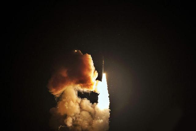 美国又玩“核大棒”，“民兵3”洲际导弹已升空，中国：不怕它