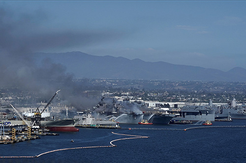2020年7月12日，美国加州，美军“好人理查德”号两栖攻击舰在圣迭戈海军基地爆炸起火。