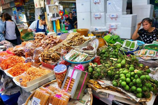 泰国人到底有多“懒”，一日三餐不做饭，看到菜市场明白了