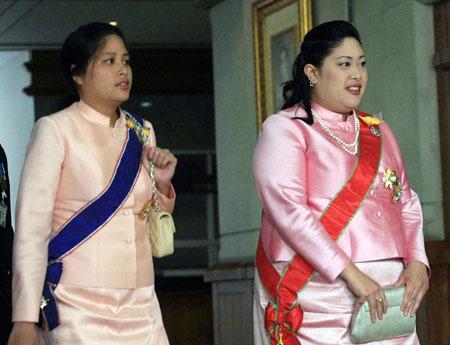 泰国胖公主真该减肥！一身黑难挡200斤体重，比41岁苏提达还显老
