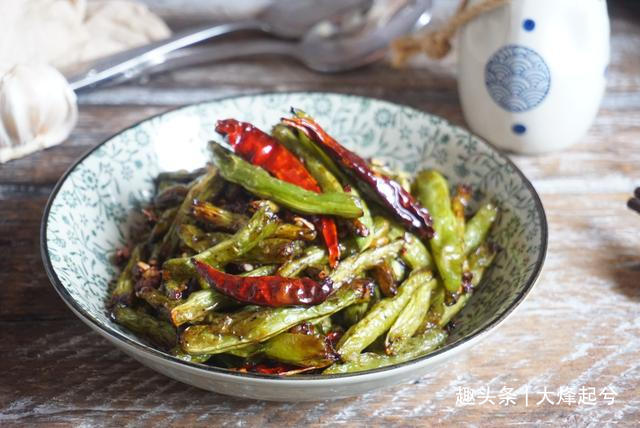 家常干煸豆角，麻辣鲜香软嫩入味，特下饭，老公说比饭店的还美味