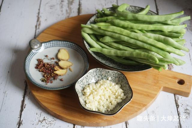 家常干煸豆角，麻辣鲜香软嫩入味，特下饭，老公说比饭店的还美味