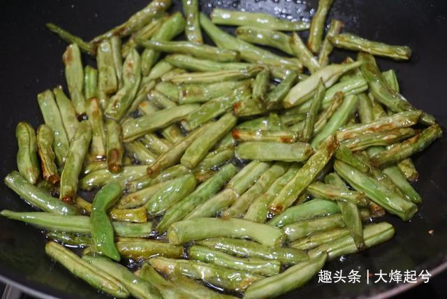 家常干煸豆角，麻辣鲜香软嫩入味，特下饭，老公说比饭店的还美味