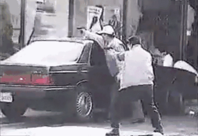 1992年洛杉矶暴动，韩国店主武装自卫。图为韩国店主在店前与暴徒对射。