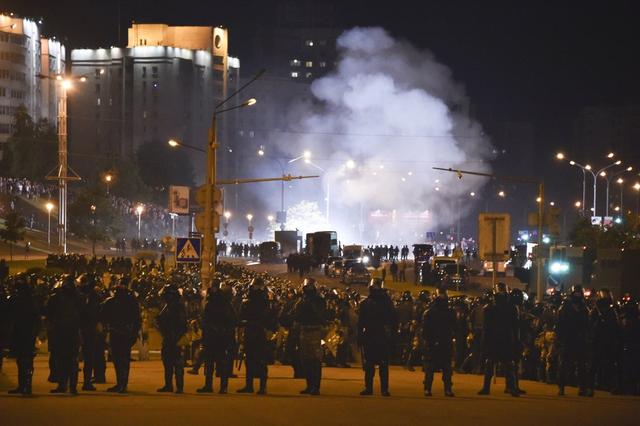 白俄罗斯大选结果刚出,全国各地爆发抗议,首都街头传出爆炸声