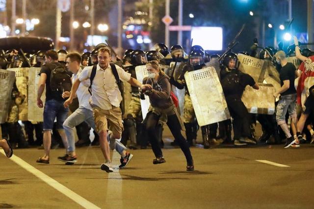 白俄罗斯大选结果刚出,全国各地爆发抗议,首都街头传出爆炸声