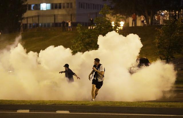 白俄罗斯大选结果刚出,全国各地爆发抗议,首都街头传出爆炸声