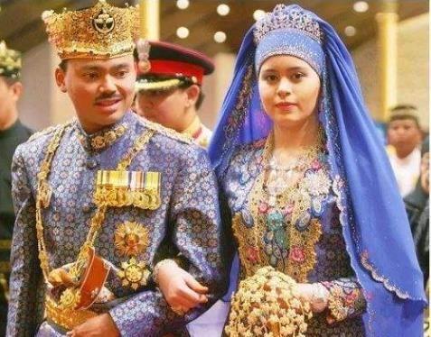 17岁捧黄金钻石花结婚,生4娃地位牢固,文莱王储妃笑颜如花