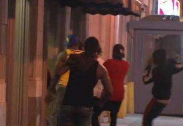 美国又大规模骚乱,多家商店被打砸抢含特斯拉,至少100人被捕